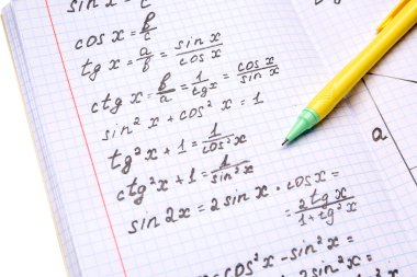 Matematik formülleri ve beyaz arkaplanda izole edilmiş kalemle metin