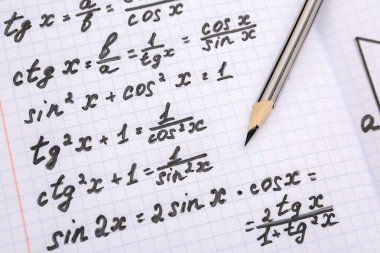 Matematik formülleri ve kalemlerle kitapçık, yakın plan
