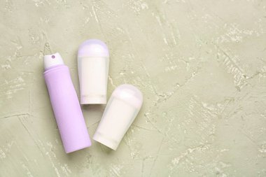 Grunge arka planında farklı deodorant şişeleri