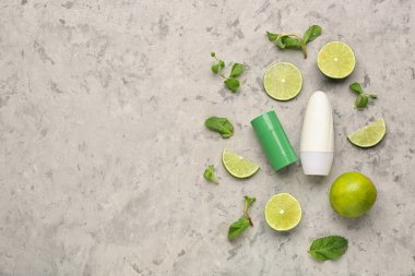 Grunge arka planında farklı deodorantlar, yapraklar ve limon