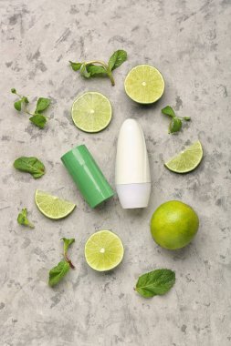 Değişik deodorantlar, nane ve limon arkaplanda.