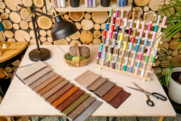 Stand Thread Spools Fabric Samples Table Atelier — Stock Photo, Image
