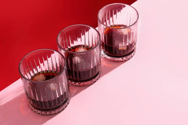 Szklanki Rumu Kostkami Lodu Różowym Tle — Zdjęcie stockowe