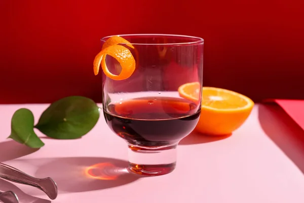 Szklanka Rumu Pomarańczą Różowym Czerwonym Tle — Zdjęcie stockowe