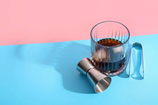 Copo Rum Com Cubos Gelo Pinças Copo Medida Sobre Fundo — Fotografia de Stock