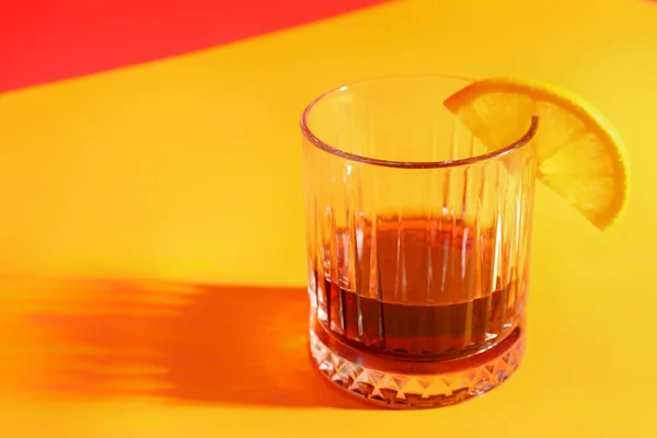Szklanka Rumu Plasterkiem Cytryny Pomarańczowym Tle Zbliżenie — Zdjęcie stockowe