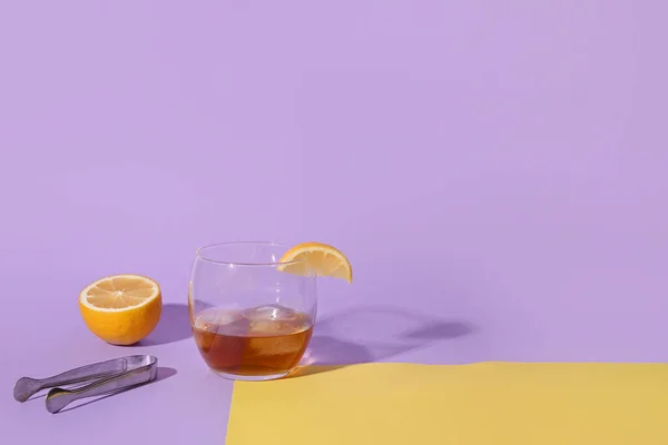 Glass Rum Ice Cubes Lemon Slice Tongs Colorful Background — Stock Photo, Image