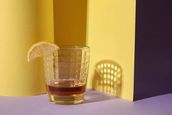 Bicchiere Rum Con Fetta Limone Sfondo Colorato — Foto Stock