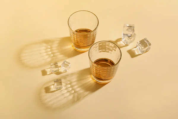 Bicchieri Rum Cubetti Ghiaccio Sfondo Beige — Foto Stock