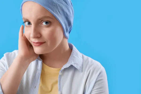 Mujer Joven Después Quimioterapia Sobre Fondo Azul Primer Plano — Foto de Stock