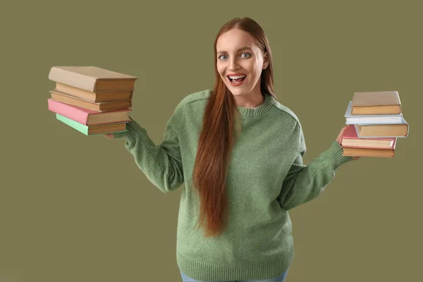 Mujer Joven Con Libros Sobre Fondo Verde — Foto de Stock
