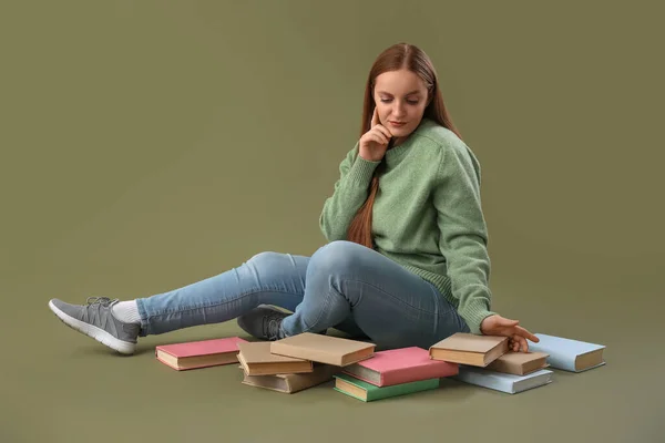 Mladá Žena Knihami Sedí Zeleném Pozadí — Stock fotografie