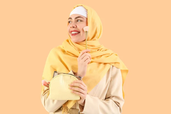 Beautiful Muslim Woman Cosmetic Bag Makeup Brush Beige Background — Stock Photo, Image