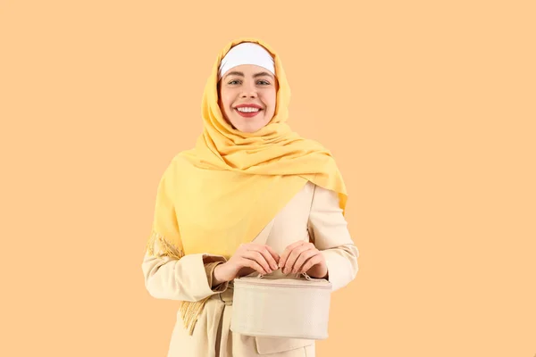 Mulher Muçulmana Bonita Com Saco Cosmético Fundo Bege — Fotografia de Stock