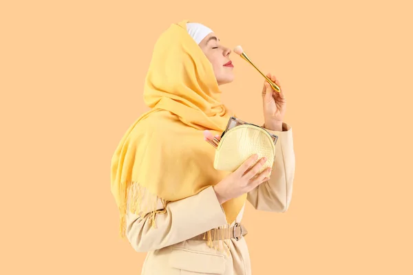 Όμορφη Μουσουλμάνα Γυναίκα Καλλυντικά Τσάντα Και Πινέλο Μακιγιάζ Μπεζ Φόντο — Φωτογραφία Αρχείου