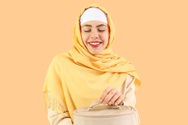 Beautiful Muslim Woman Cosmetic Bag Beige Background — Stock Photo, Image