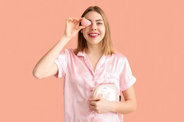 Ung Kvinna Med Kosmetisk Väska Och Makeup Svamp Rosa Bakgrund — Stockfoto