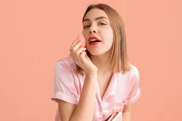 Mladá Žena Kosmetickou Taškou Make Houbou Růžovém Pozadí Detailní Záběr — Stock fotografie