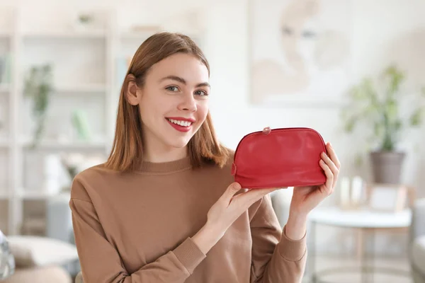Evde Kırmızı Kozmetik Çantalı Genç Bir Kadın Var — Stok fotoğraf
