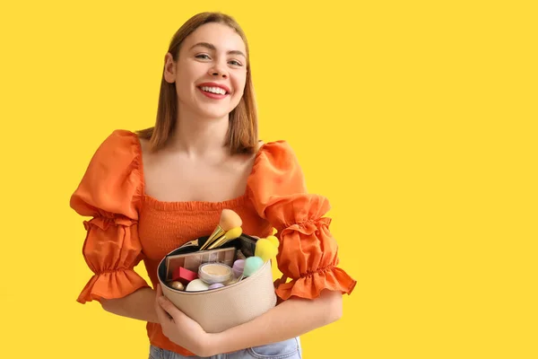 Mladá Žena Make Produkty Kosmetické Tašky Žlutém Pozadí — Stock fotografie