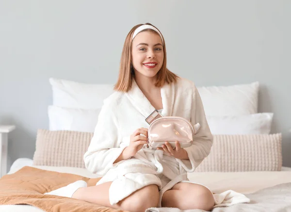 Junge Frau Mit Kosmetiktasche Sitzt Schlafzimmer — Stockfoto