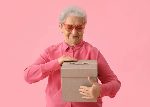 Mulher Sênior Com Caixa Presente Fundo Rosa — Fotografia de Stock