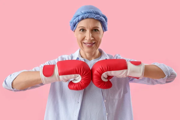 Dojrzała Kobieta Chemioterapii Rękawiczkach Bokserskich Różowym Tle — Zdjęcie stockowe
