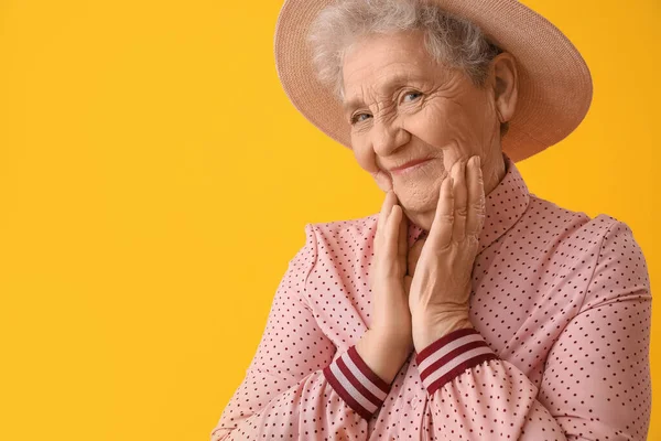 Senior Mulher Fundo Amarelo Close — Fotografia de Stock