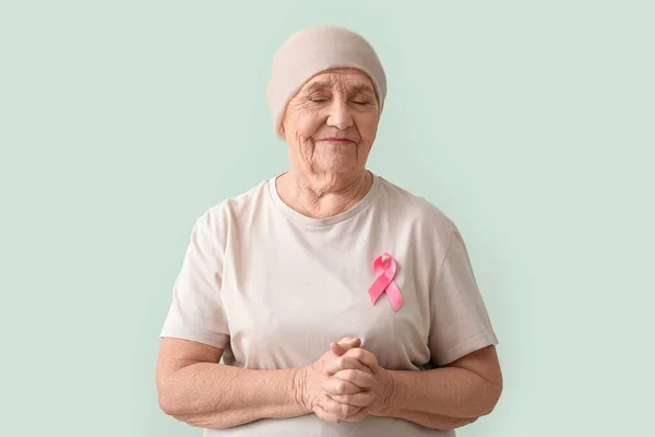 Senior Woman Chemotherapy Pink Ribbon Green Background Breast Cancer Concept — Stock Photo, Image