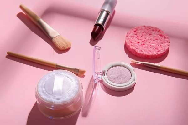 Zusammensetzung Mit Kosmetikprodukten Und Make Accessoires Auf Rosa Hintergrund — Stockfoto