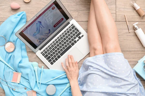 Vrouw Met Laptop Make Producten Accessoires Online Winkelen Lichte Houten — Stockfoto
