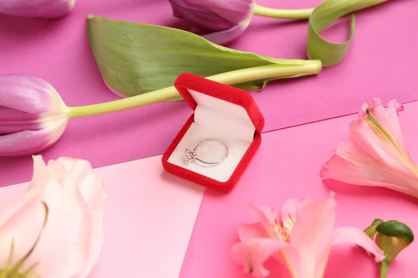 Box Med Förlovningsring Och Blommor Rosa Bakgrund Närbild — Stockfoto