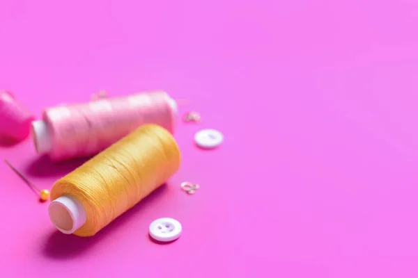 Thread Spools Sewing Supplies Pink Background — Stock Photo, Image