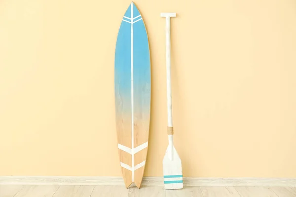 Holzsurfbrett Mit Paddel Nahe Beiger Wand — Stockfoto