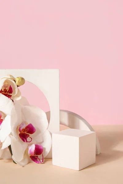 Podiums Décoratifs Plâtre Belles Fleurs Orchidée Sur Table Beige Sur — Photo