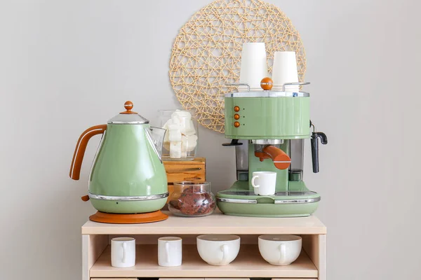 Modern Kahve Makinesi Elektrikli Isıtıcısı Beyaz Duvarın Yanındaki Masada Kurabiyeler — Stok fotoğraf