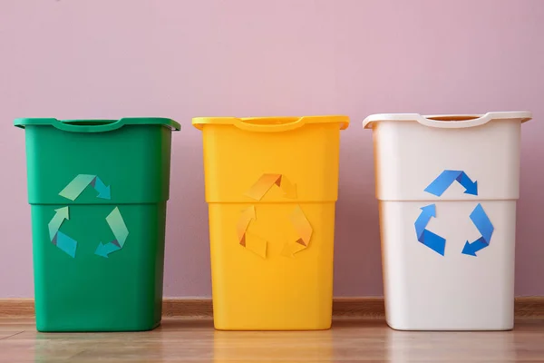 Caixotes Lixo Com Símbolo Reciclagem Perto Parede Rosa — Fotografia de Stock