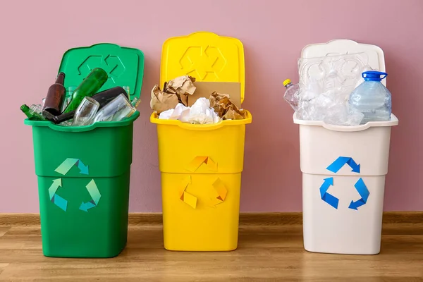 Kosze Śmieci Symbolem Recyklingu Różne Śmieci Pobliżu Różowej Ściany — Zdjęcie stockowe