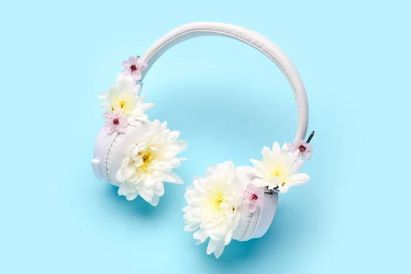 Kompozycja Nowoczesnymi Bezprzewodowymi Słuchawkami Pięknymi Kwiatami Chryzantemy Kolorowym Tle — Zdjęcie stockowe