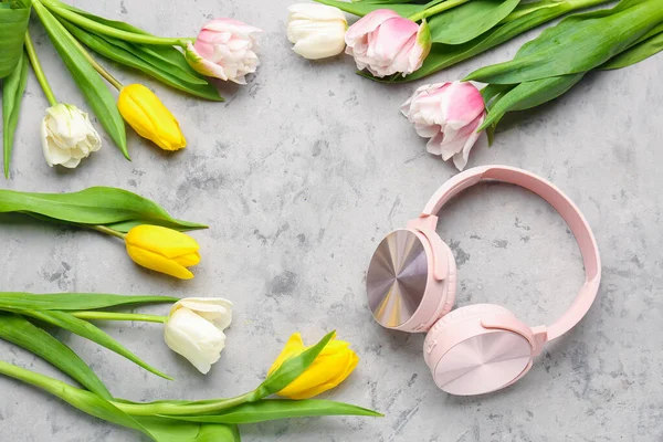 Frame Made Modern Headphones Beautiful Tulip Flowers Grunge Background — Stock Photo, Image