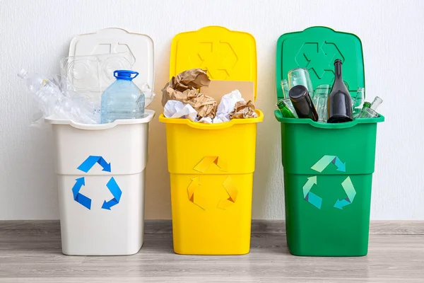 Prullenbakken Met Recycling Symbool Verschillende Vuilnis Buurt Van Witte Muur — Stockfoto