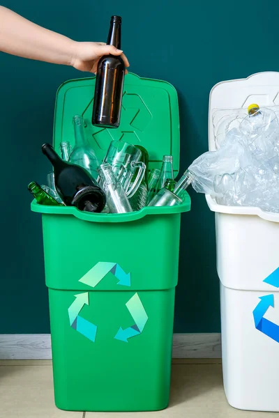 Woman Throwing Garbage Trash Bin Green Wall Recycling Concept — Stock Photo, Image