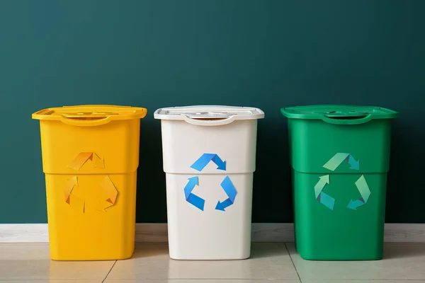 Różne Pojemniki Śmieci Symbolem Recyklingu Pobliżu Zielonej Ściany — Zdjęcie stockowe