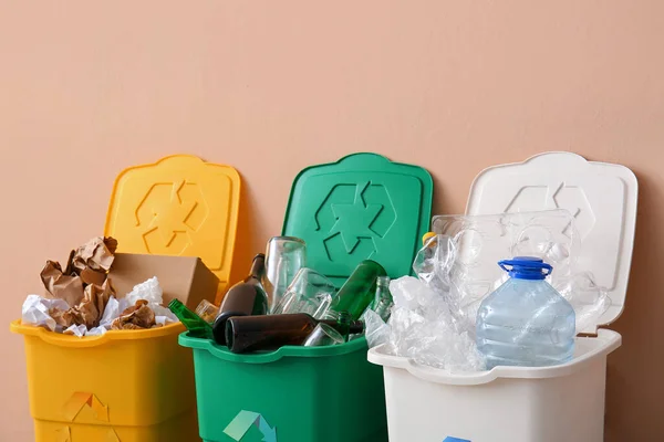 Caixas Lixo Com Símbolo Reciclagem Lixo Diferente Perto Parede Bege — Fotografia de Stock