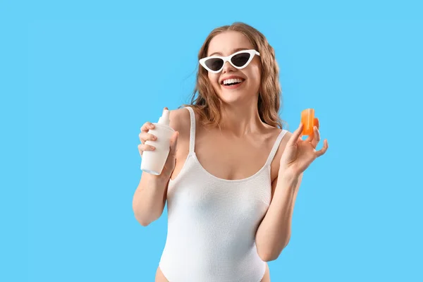 Mooie Jonge Vrouw Met Zonnebrandcrème Blauwe Achtergrond — Stockfoto