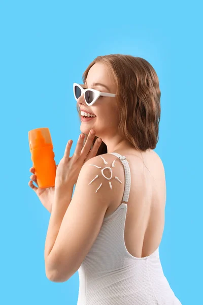 Beautiful Young Woman Sunscreen Cream Blue Background — Stock Photo, Image