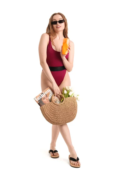 Schöne Junge Frau Mit Sonnencreme Und Strandtasche Auf Weißem Hintergrund — Stockfoto