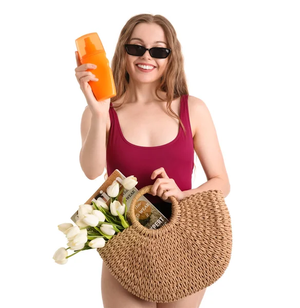 Schöne Junge Frau Mit Sonnencreme Und Strandtasche Auf Weißem Hintergrund — Stockfoto