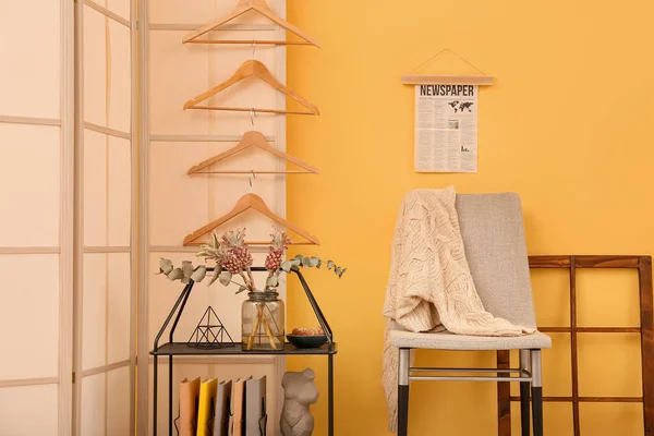 Interieur Des Stilvollen Zimmers Mit Regal Stuhl Und Klappschirm — Stockfoto