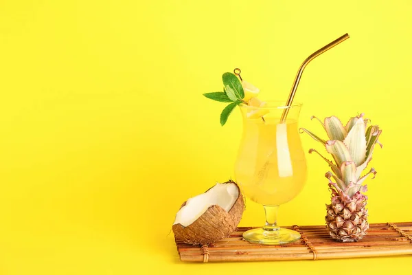 Glas Cocktail Med Baby Ananas Och Kokos Gul Bakgrund — Stockfoto